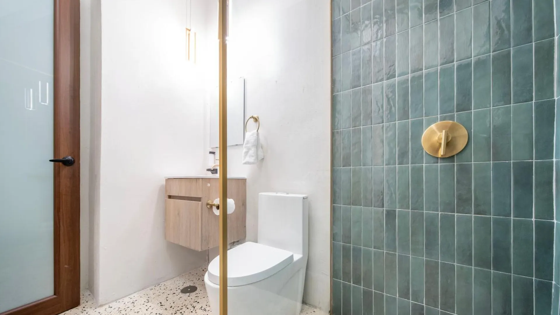 Room 13 Breezy Veranda Stay With City Views 圣胡安 酒店