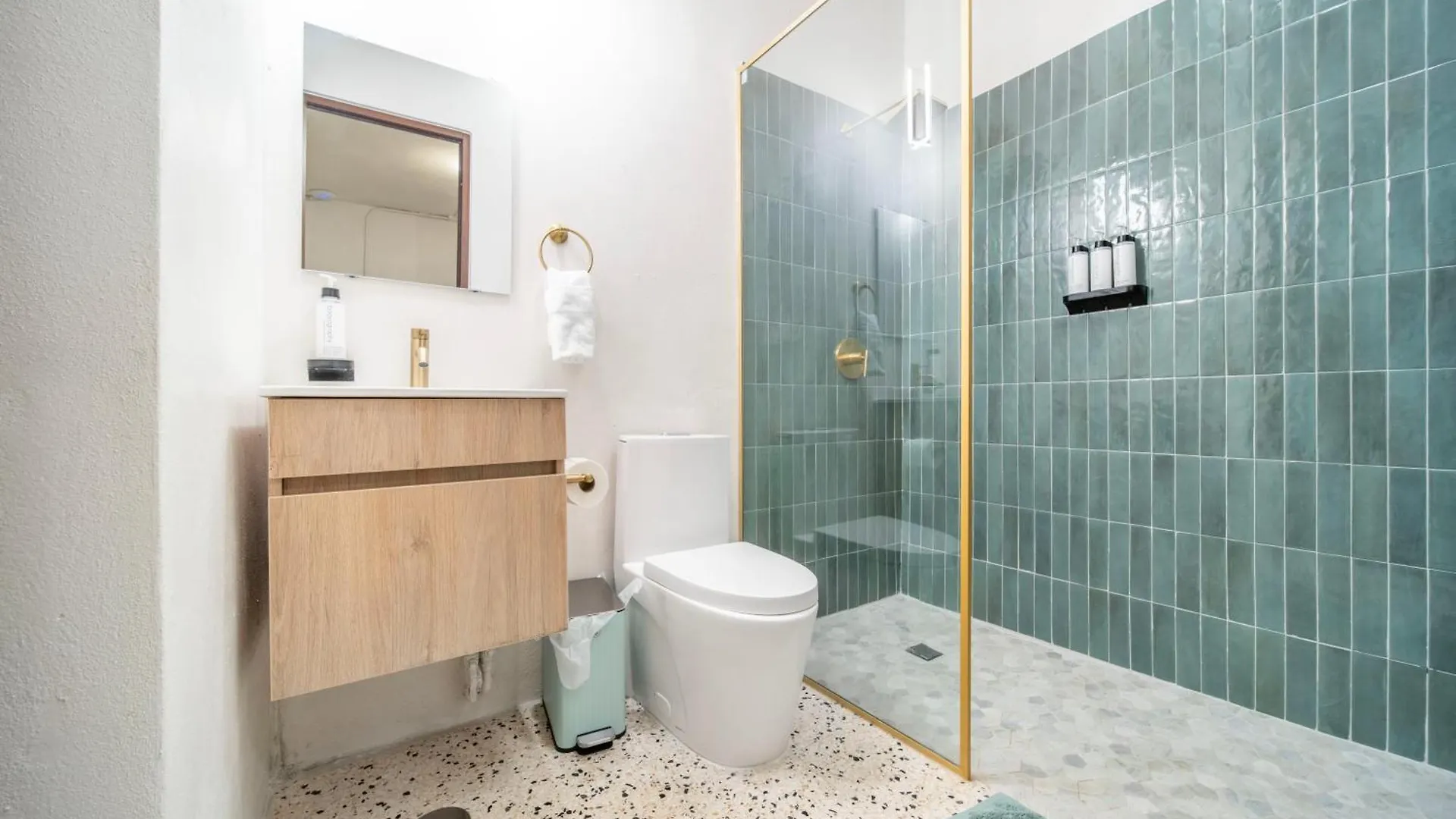 Room 13 Breezy Veranda Stay With City Views 圣胡安